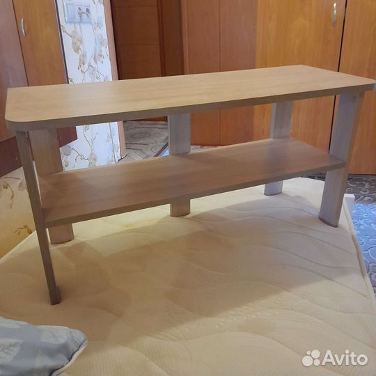 Полкав прихожку под обувь или под цветы