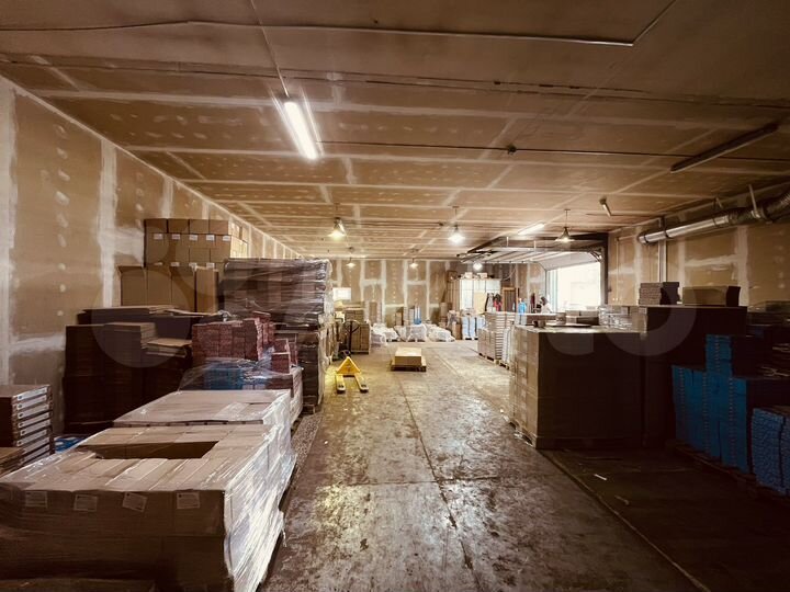 Склад с автоматическими воротами, 193 м²