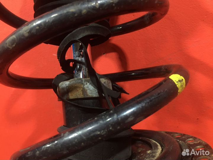 Стойка подвески передняя правая Mitsubishi