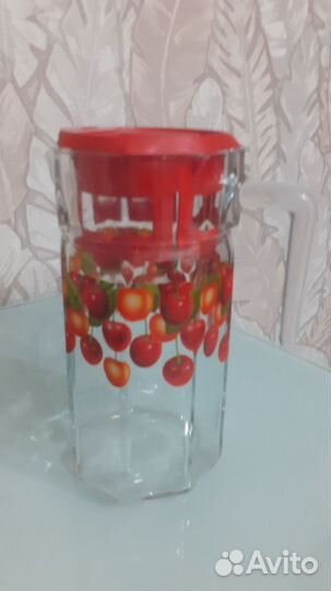 Кувшин с бокалами