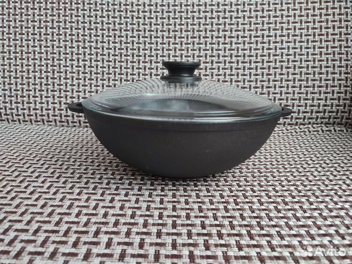 Чугунная сковорода с крышкой