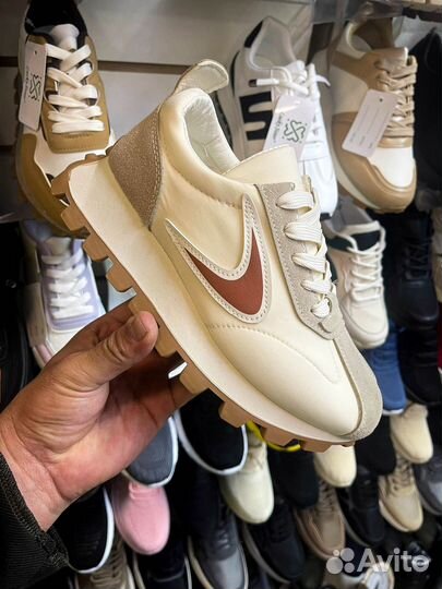 Женские кроссовки