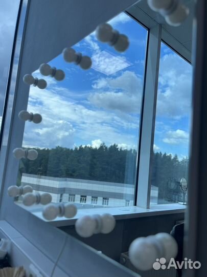 Гримерное зеркало с лампочками