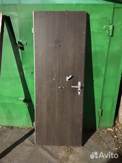 Дверь входная металлическая б/у