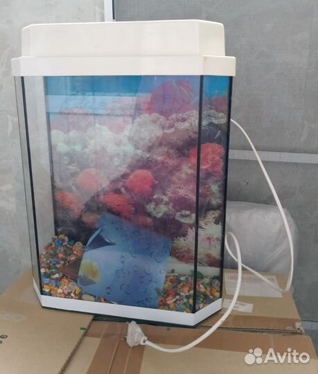 Не большой, компактный аквариум для рыбок