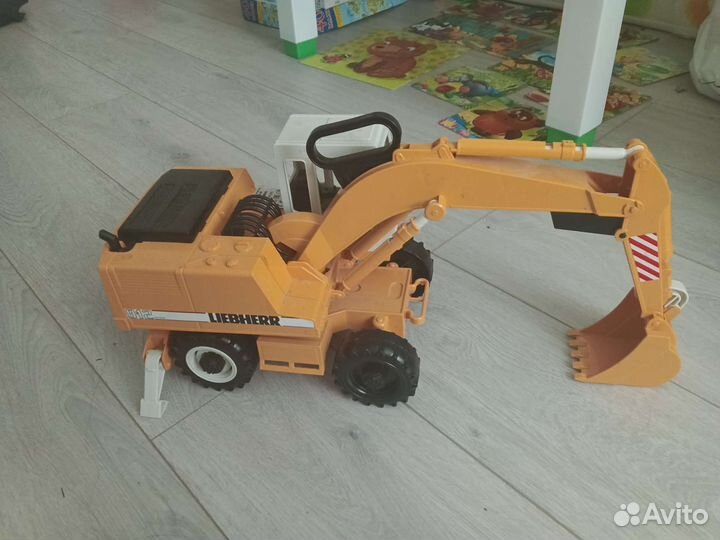 Экскаватор Bruder колёсный Liebherr 39 см