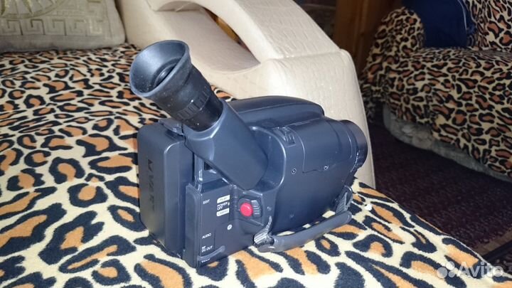 Японская видеокамера JVC GR-AX48