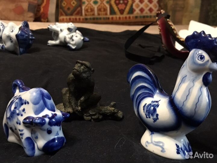 Фигурки, маска, гжель