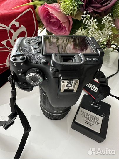 Зеркальный фотоаппарат canon EOS 600D