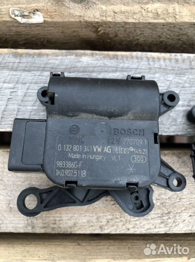 Моторчик заслонки печки Фольцваген Гольф 6