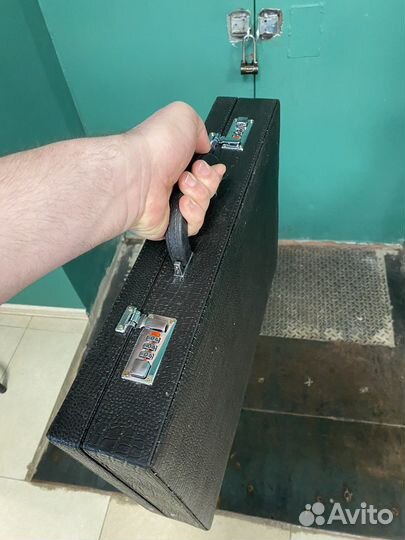 Черный дипломат с бутафорскими рублями, 50 пачек