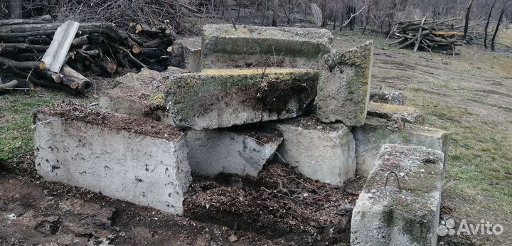 Бетонные блоки для фундамента половинки