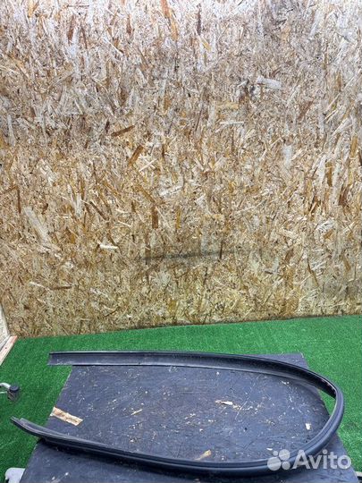 Уплотнитель крыши правый Renault Logan 2 1.6