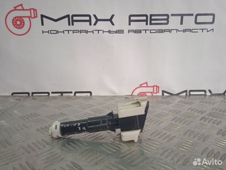 Б/У форсунка омывателя правый Mazda Mazda3 BL Z6