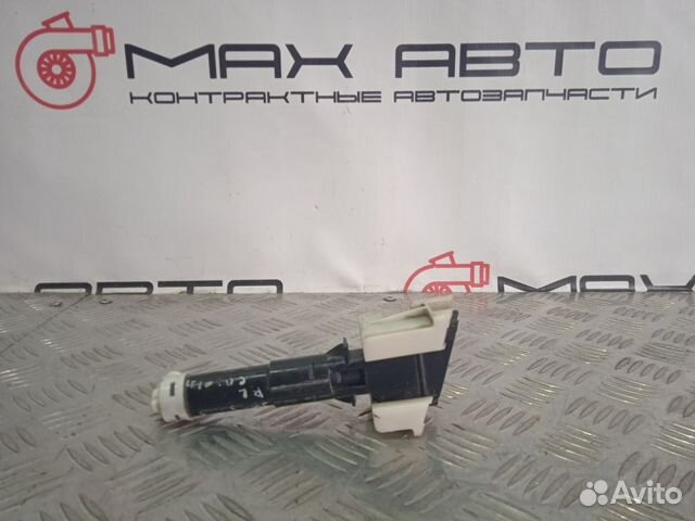 Б/У форсунка омывателя правый Mazda Mazda3 BL Z6