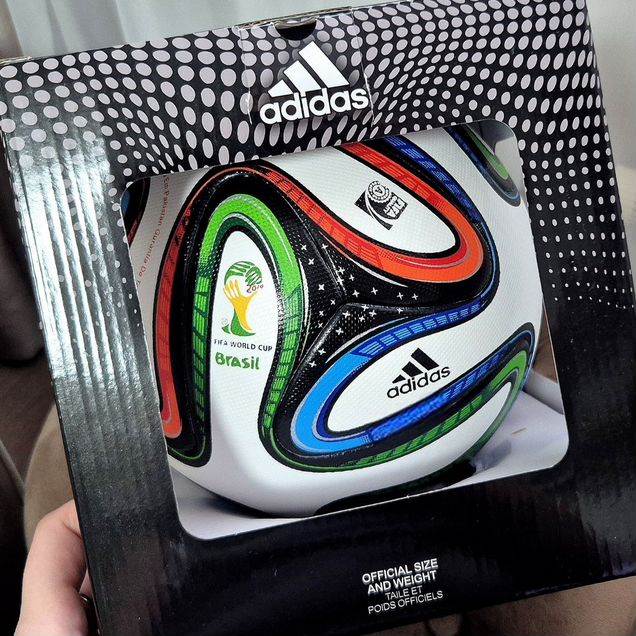 Футбольный мяч adidas brazuca размер 5 в коробке