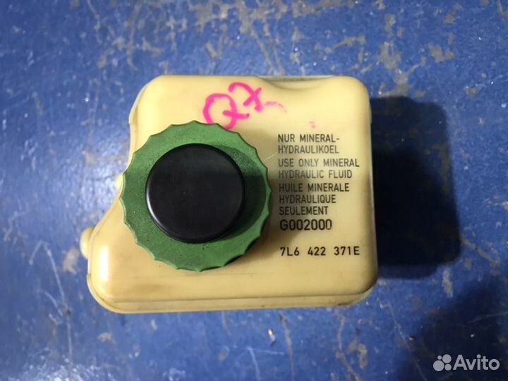 Бачок гура Audi Q7 4L