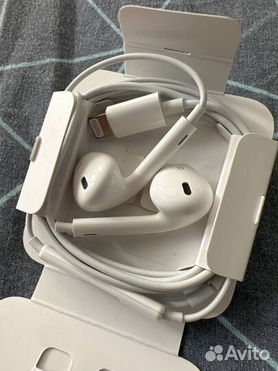 Гарнитура Apple EarPods с коннектором Lightning