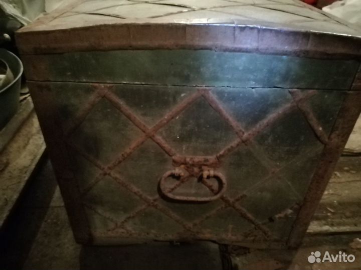 Старинный сундук с замком