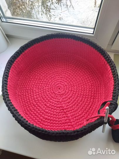 Лежанка вязанная для кошек