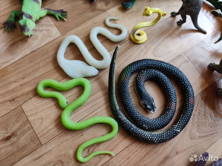 Игрушки: динозавры, змеи, рептилии