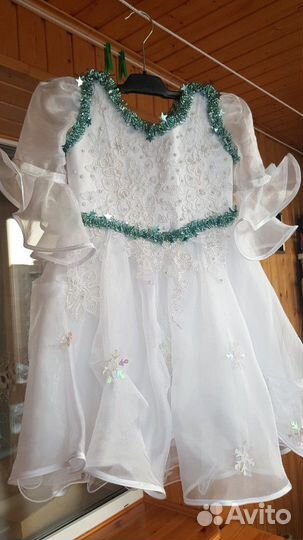 Платье белое праздничное