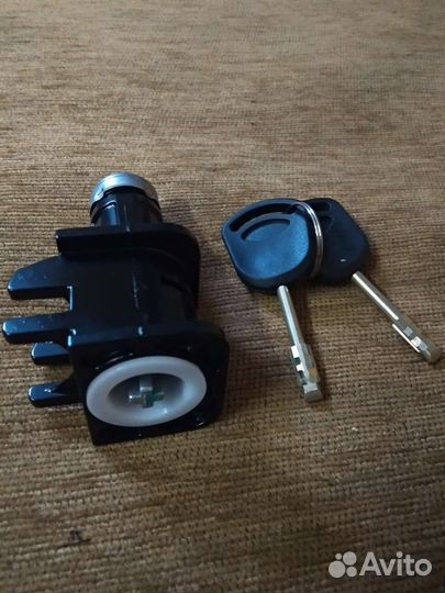 Личинка капота на Форд Коннект