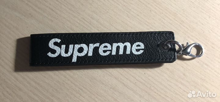 Продам оригинальный кожаный брелок supreme
