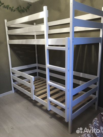 Кровать двухьярусная из массива