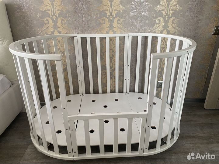 Детская кроватка с маятником белая