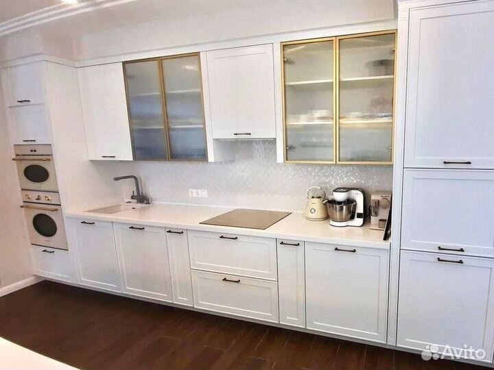 Кухонный гарнитур с каменным островом