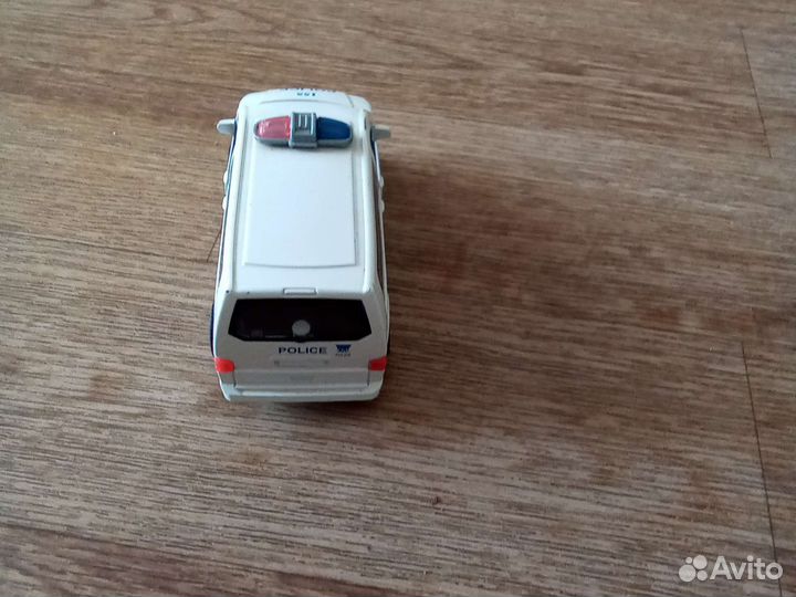 Полицейская авто работает мигалки