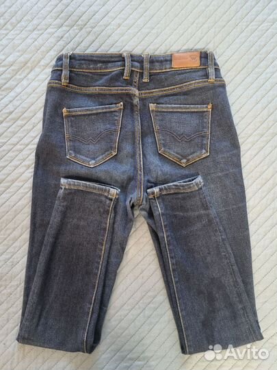 Джинсы зауженные