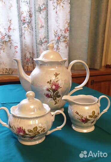 Заварочный чайник, сахарница, молочник