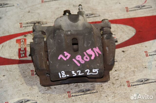 Суппорт перед лево c Toyota Sienta NCP81G 1NZ-FE