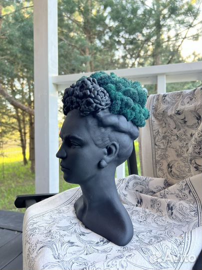 Бюст декоративный гипсовый с натуральным мхом