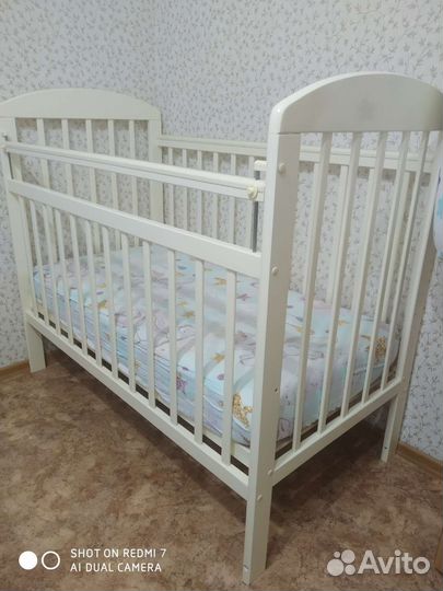 Детская кроватка с маятником