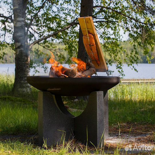 Чугунная костровая чаша с бетонным основанием