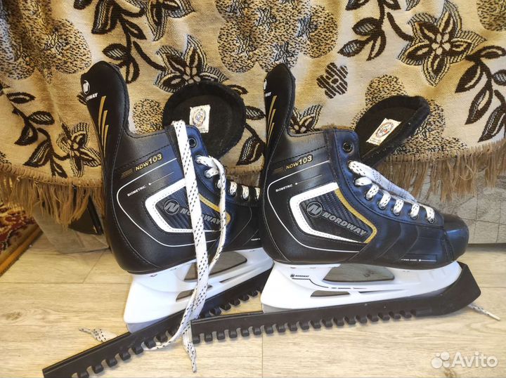 Коньки с клюшкой