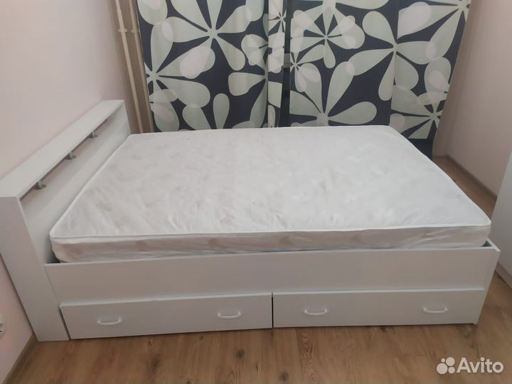 Кровать с матрасом