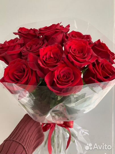 Букет из 11 красных роз в упаковке