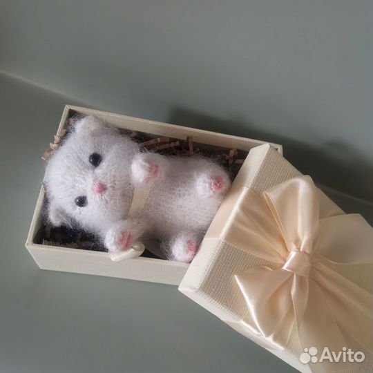 Вязаная игрушка котик