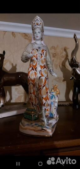 Статуэтка фарфор