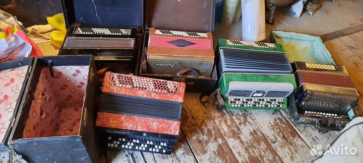 Гармони и баяны много,б/у