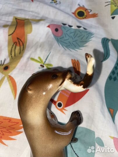 Выдра с рыбой статуэтка