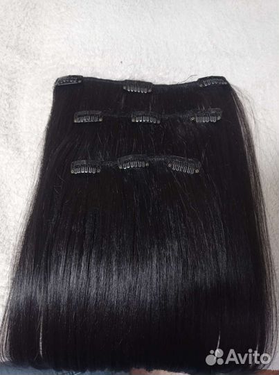 Волосы чёрные на заколке