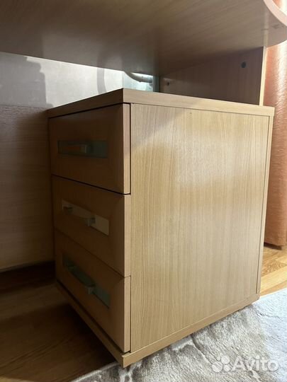 Угловой письменный стол с полками