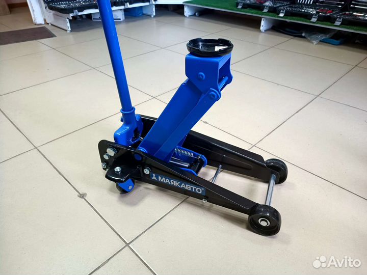 Домкрат подкатной 3 тонны маякавто 135-490мм
