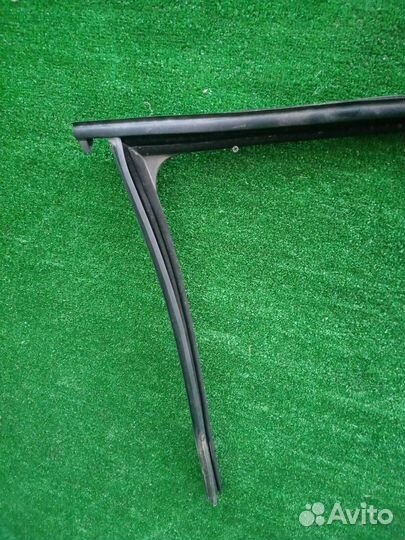 Уплотнитель двери передний правый Volkswagen Golf