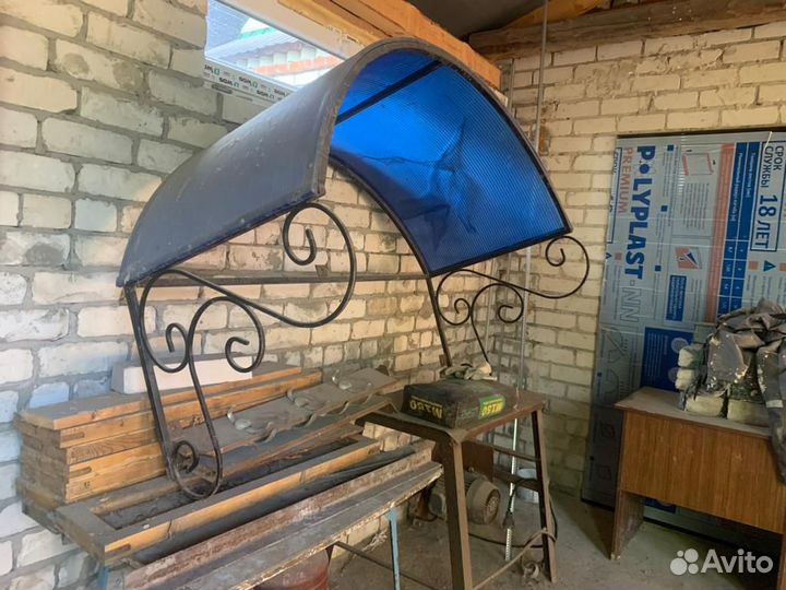 Козырек над дверью